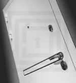 Входная дверь Лайн WHITE 25 - Бетон светлый, черный молдинг — изображение 2